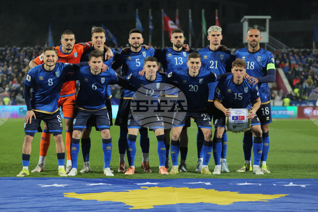 Президентът на Косово Вьоса Османи награди националния отбор по футбол с медал за заслуги след двубоя им с Турция 