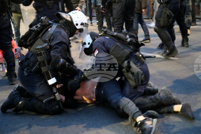 Белградският университет призова за незабавно прекратяване на арестите на студенти