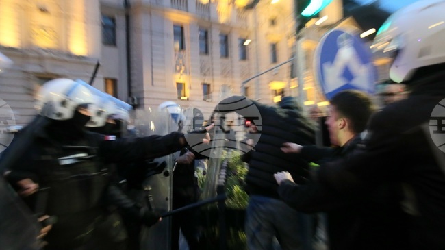 Сблъсъци между протестиращи и жандармерията се състояха пред Белградския университет, след като полицията влезе в сградата на Ректората