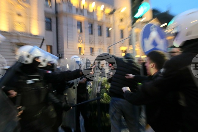 Сблъсъци между протестиращи и жандармерията се състояха пред Белградския университет, след като полицията влезе в сградата на Ректората