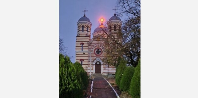Църквата „Успение Богородично“ във видинското село Сланотрън посрещна Възкресението със светещ кръст на купола
