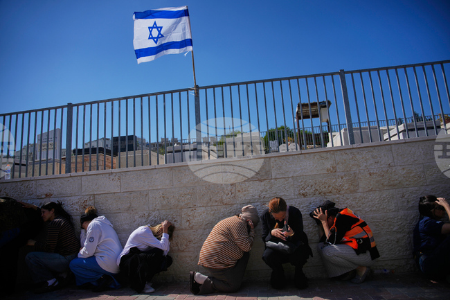 Четиринадесет души бяха ранени след ирански ракетни удари в Израел; сред тях са 2 деца