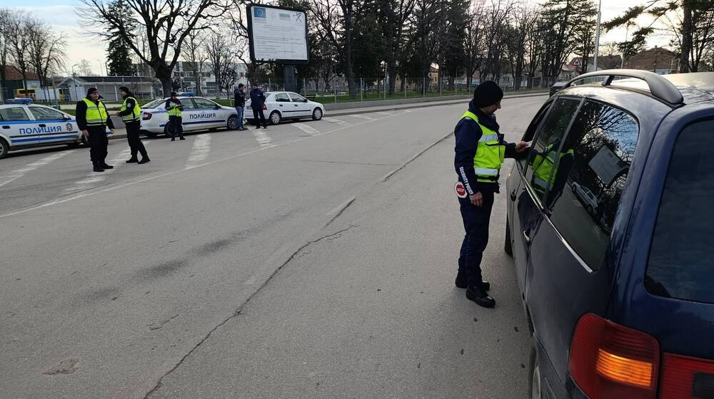 Осем човека са задържани след проведена в област Враца специализирана операция, съобщиха от полицията 