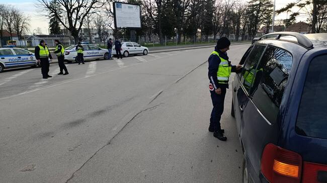 Осем човека са задържани след проведена в област Враца специализирана операция, съобщиха от полицията 