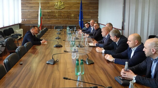 Служебният регионален министър съобщи, че предстои да подпише разрешение за строеж на участък 6 от автомагистрала „Хемус“