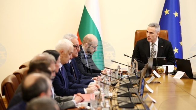 Правосъдният министър ще изиска дисциплинарна отговорност от магистратите, които са решили да вървят по общ път с брокерите на влияние в правосъдието, заяви служебният премиер Гюров