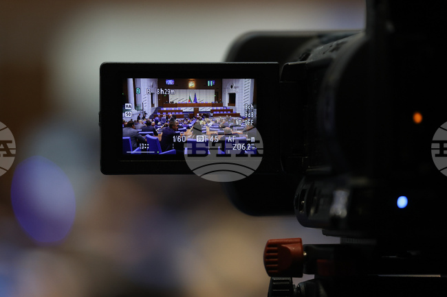 Повече от час парламентът обсъжда проект на решение за прекратяване на споразумението с Украйна, подписано на 30 март, но не успя да го гласува