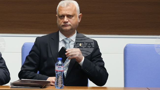 Разследването по случая „Петрохан“ и „Околчица“ продължава, каза министър Емил Дечев