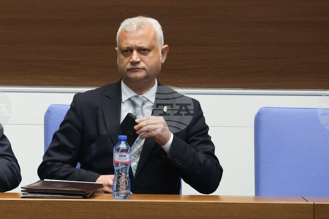 Разследването по случая „Петрохан“ и „Околчица“ продължава, каза министър Емил Дечев