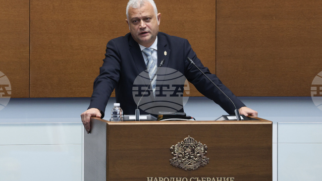 Преценил съм за ръководител на Института по криминалистика да бъде назначен човек с по-голям ръководен опит, каза Емил Дечев