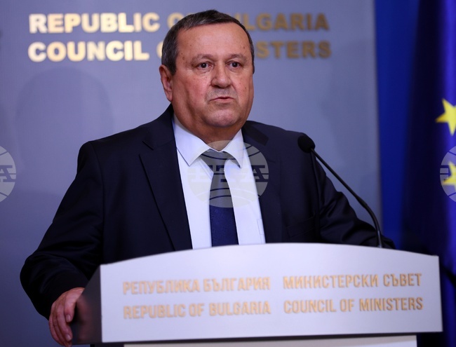 Общо 41 млн. евро ще бъдат насочени към разкриването на близо 15 хил. работни места за уязвими групи, съобщи министър Хасан Адемов