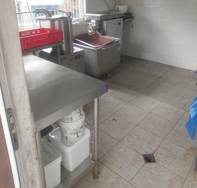 Разкрит е незаконен цех за производство на месо и месни продукти в Луковитско, съобщиха от полицията