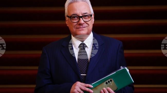 Над България не летят бойни самолети, нито се зареждат такива, които участват във военни действия, заяви заместник-министърът на външните работи