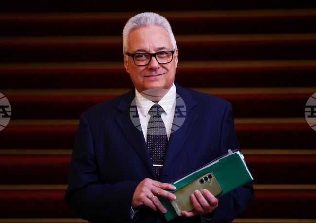 Над България не летят бойни самолети, нито се зареждат такива, които участват във военни действия, заяви заместник-министърът на външните работи