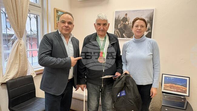 Най-възрастният участник в Маратон Стара Загора 2026 получи специална грамота от Община Стара Загора