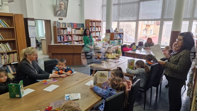 Възпитаници на детска градина "Радост" в Устово гостуваха в библиотеката на читалище „Кирил Маджаров – 1866“ за Деня на детската книга