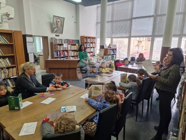 Възпитаници на детска градина "Радост" в Устово гостуваха в библиотеката на читалище „Кирил Маджаров – 1866“ за Деня на детската книга