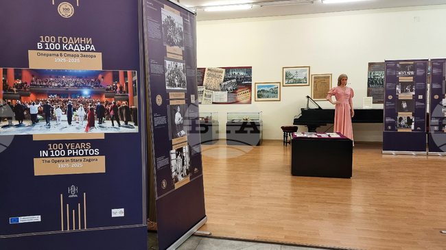 Фотодокументалната изложба „100 години в 100 кадъра“, проследяваща историята на Старозагорската опера, гостува във Варна