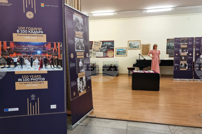 Фотодокументалната изложба „100 години в 100 кадъра“, проследяваща историята на Старозагорската опера, гостува във Варна