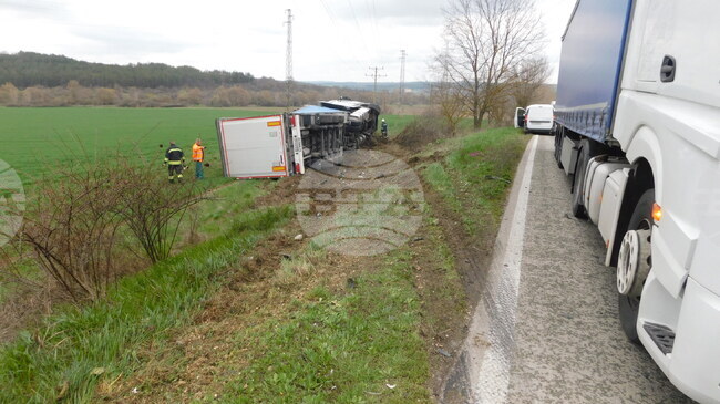 За движение се отваря едната лента на пътя между разградските села Ушинци и Каменар, затворен заради катастрофа