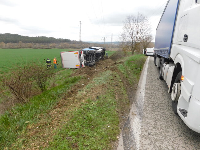 За движение се отваря едната лента на пътя между разградските села Ушинци и Каменар, затворен заради катастрофа