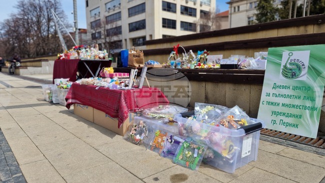 Два центъра за пълнолетни с увреждания подредиха великденски базар, със средствата ще подпомогнат заниманията по арт терапия