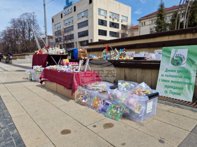 Два центъра за пълнолетни с увреждания подредиха великденски базар, със средствата ще подпомогнат заниманията по арт терапия