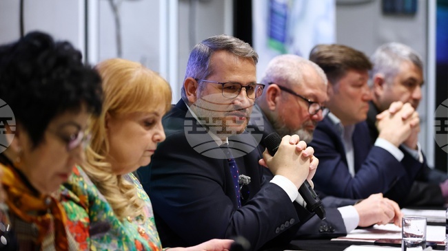 Земеделският министър заяви, че ще бъдат изтеглени по-рано плащания към производителите, за да се влеят пари в сектора