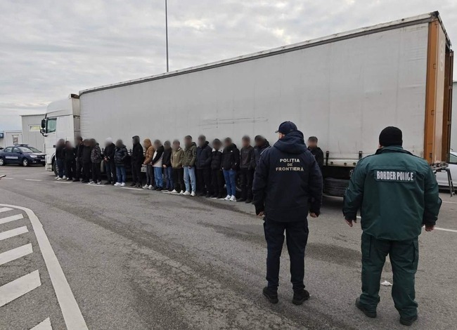 Български и румънски гранични полицаи задържаха 42-ма мигранти на граничния преход „Видин - Калафат“
