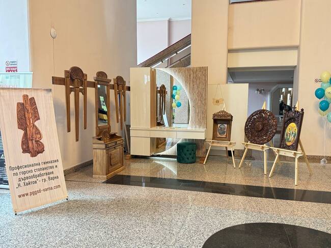 Ученици от девет града се състезават по мебелно производство и дърворезба в Русе