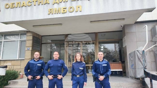 Беше много рисковано, но акцията приключи за 10 минути, казаха полицаите, спасили момченцето, провиснало от осми етаж в Ямбол 