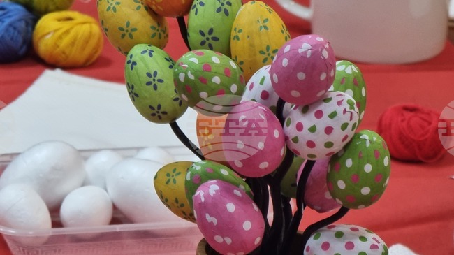 Великденски украси и декорации изработиха включилите се в работилницата за празника в Българския културно-информационен център в Скопие