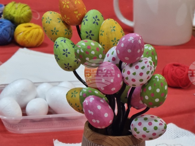 Великденски украси и декорации изработиха включилите се в работилницата за празника в Българския културно-информационен център в Скопие