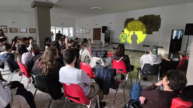 Комедийното събитие Open Mic събра младежи на една сцена по случай 1 април в Добрич