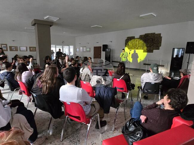 Комедийното събитие Open Mic събра младежи на една сцена по случай 1 април в Добрич