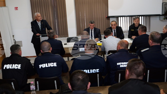 Нямаме фаворити, целта е нулева манипулация на вота, каза служебният министър на вътрешните работи Емил Дечев в Шумен