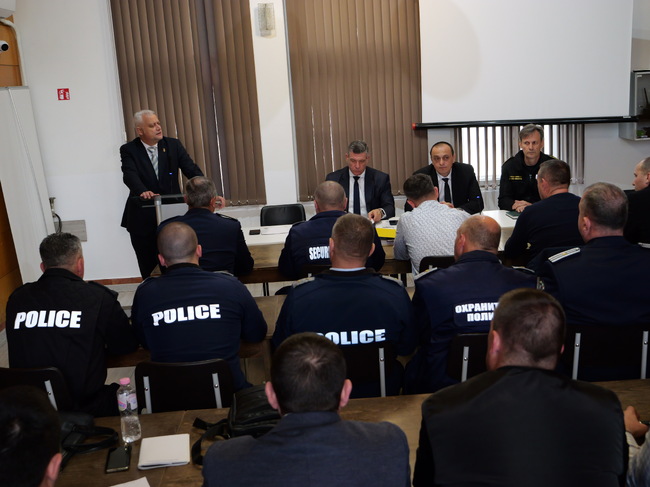 Нямаме фаворити, целта е нулева манипулация на вота, каза служебният министър на вътрешните работи Емил Дечев в Шумен