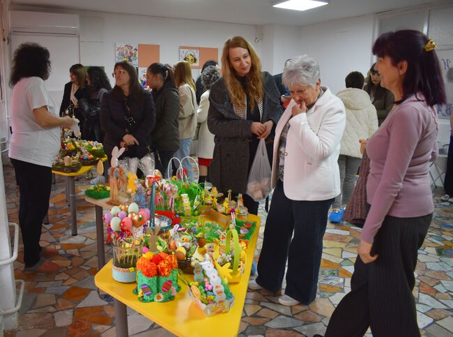 Община Разград: Родители и представители на институции се включиха във Великденски благотворителен базар, организиран от ДГ“Шесетте ястребинчета“ в подкрепа на 6-годишния Илиян от Сушица