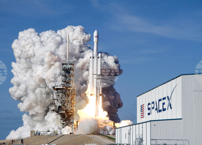 "СпейсЕкс" е подала поверително документи за листване на фондовата борса, според публикации на Ройтерс и Блумбърг