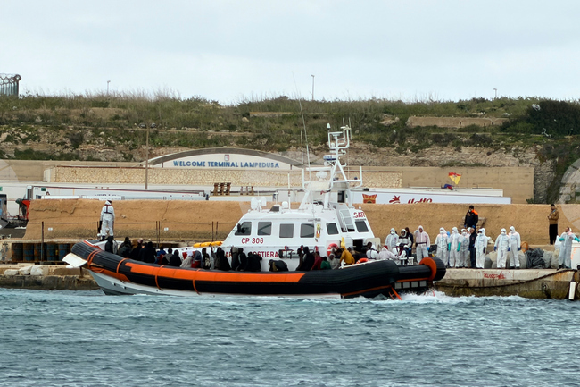 Над 70 души са в неизвестност след потъването на кораб с мигранти в Средиземно море, казаха неправителствени организации