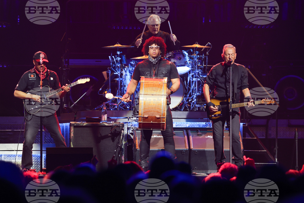 CORRECTION Bruce Springsteen and the E Street Band in Concert - Minneapolis