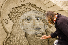 Бургас - Великден - пясъчна фигура на Иисус Христос