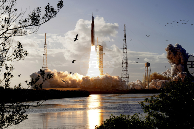 Комуникацията между астронавтите от лунната мисия на НАСА и наземния контрол е била изгубена след старта, но бързо е възстановена