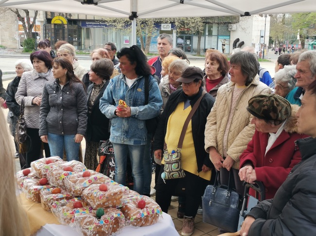 Община Ловеч раздаде на граждани 400 вкусни козунаци и шарени яйца