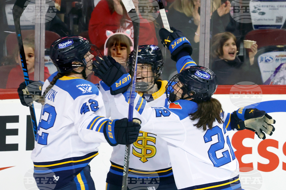 Sceptres Charge Hockey