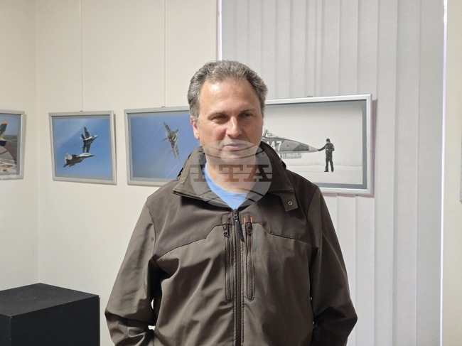 Иван Дончев представя в Плевен първата си авторска фотоизложба "Авиацията през моите очи"