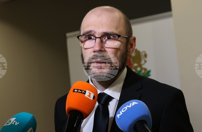 Всеки момент очакваме да получим справката от МВР относно Емилия Русинова и Петьо Петров - Еврото, каза министър Андрей Янкулов