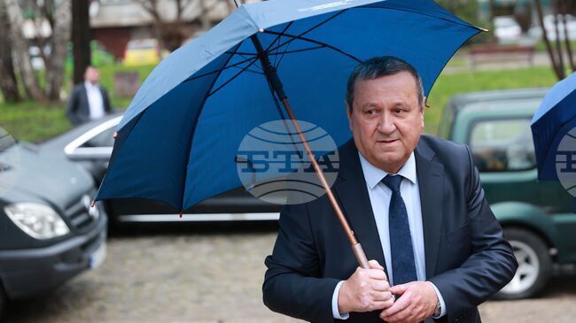 Работи се двете деца от Ямбол да бъдат настанени в едно приемно семейство, каза социалният министър Хасан Адемов