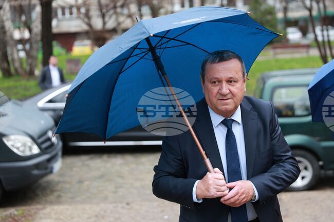 Работи се двете деца от Ямбол да бъдат настанени в едно приемно семейство, каза социалният министър Хасан Адемов