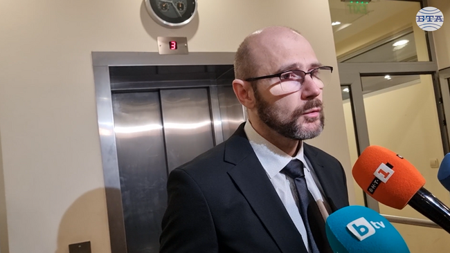 Всеки момент очакваме да получим справката от МВР относно Емилия Русинова и Петьо Петров - Еврото, каза министър Андрей Янкулов